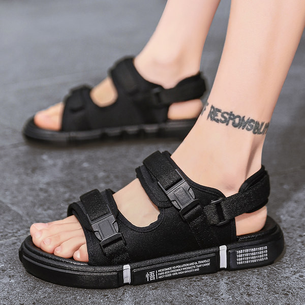 Vīriešu sandales ar plastmasas aizdarēm un plakanu zoli