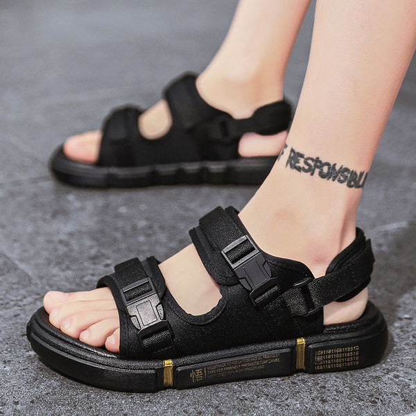 Vīriešu sandales ar plastmasas aizdarēm un plakanu zoli