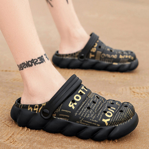 Gumijas čības ar raupju zoli un uzrakstiem