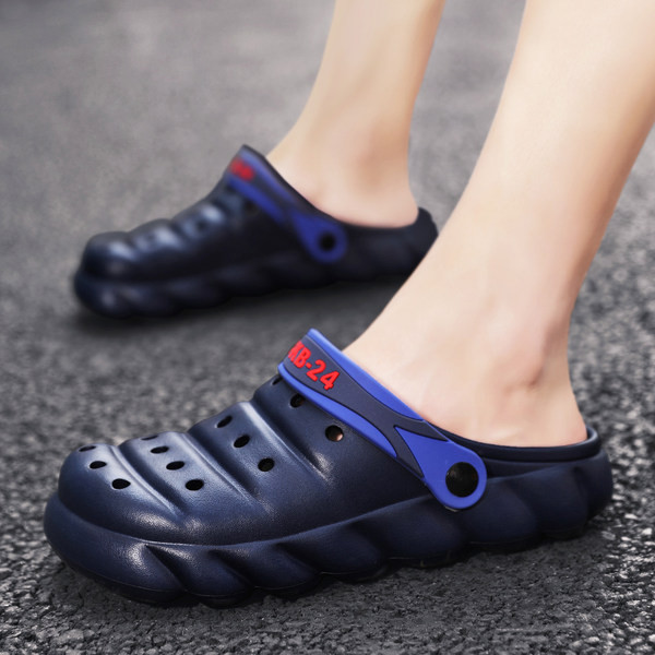 Gumijas čības ar raupju zoli un uzrakstiem