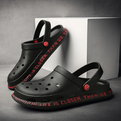 Meeste crocs-sandaalid aukude ja kirjaga