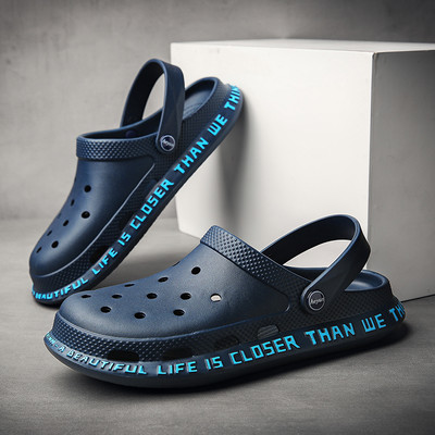 Meeste crocs-sandaalid aukude ja kirjaga