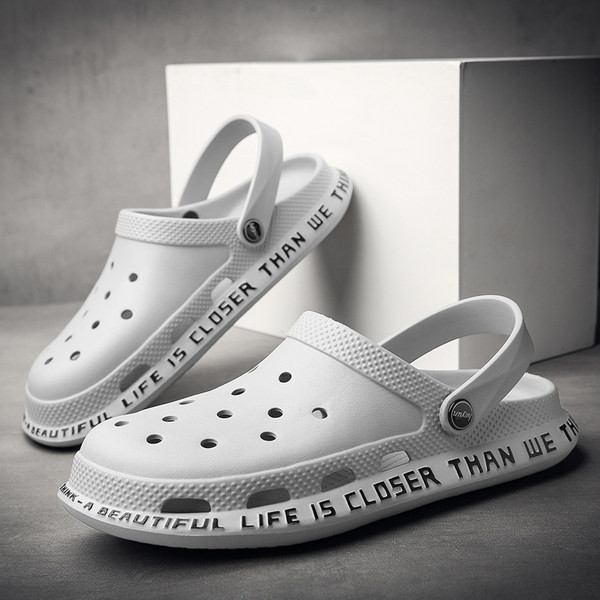 Vīriešu crocs sandales ar caurumiem un uzrakstu