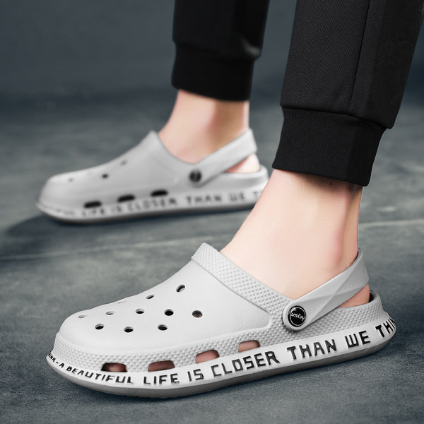 Vīriešu crocs sandales ar caurumiem un uzrakstu