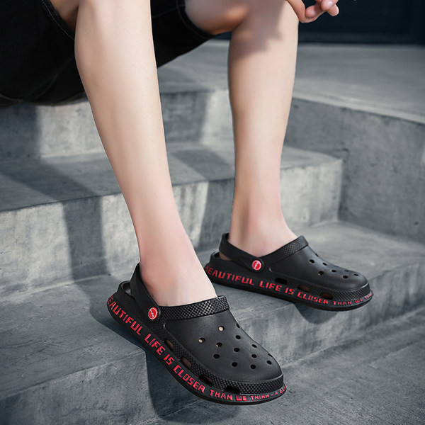 Vīriešu crocs sandales ar caurumiem un uzrakstu