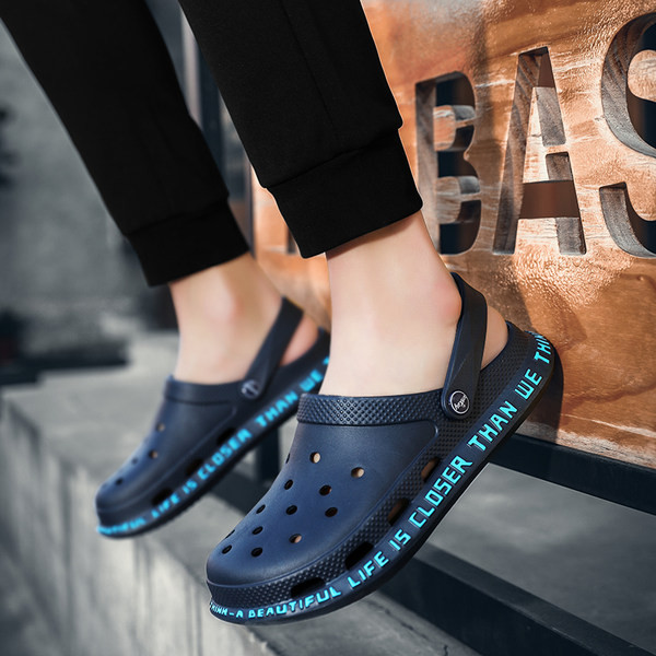 Vīriešu crocs sandales ar caurumiem un uzrakstu