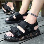 Jauns vīriešu sandaļu modelis ar velcro aizdari un uzrakstu