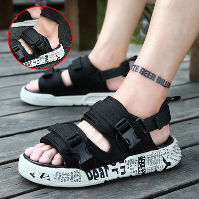 Jauns vīriešu sandaļu modelis ar velcro aizdari un uzrakstu