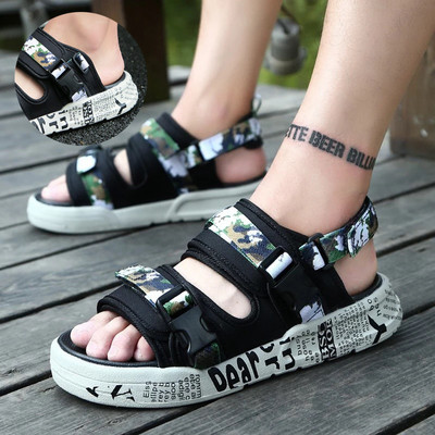 Jauns vīriešu sandaļu modelis ar velcro aizdari un uzrakstu