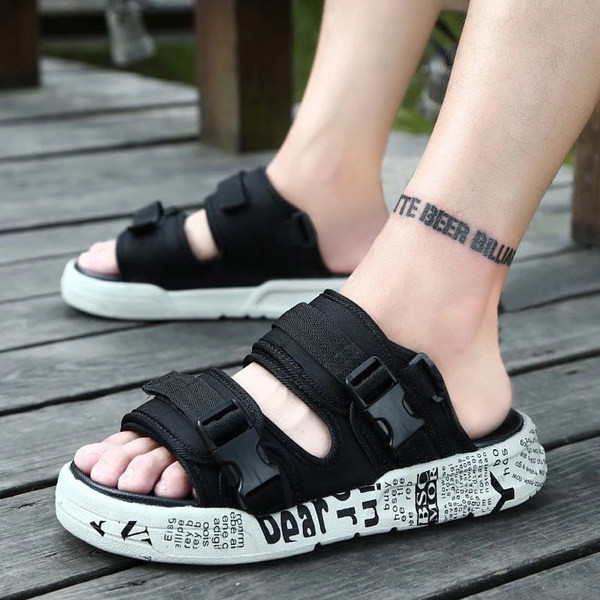 Jauns vīriešu sandaļu modelis ar velcro aizdari un uzrakstu