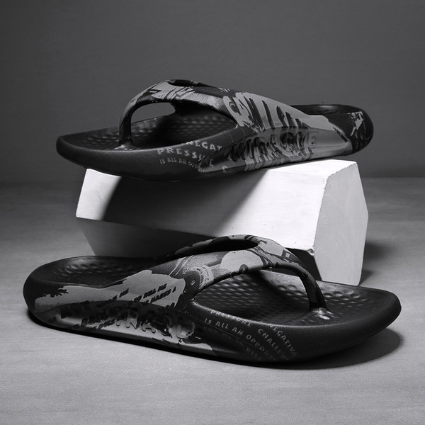 Gumijas flip-flops virs pirkstiem ar rakstainu rakstu