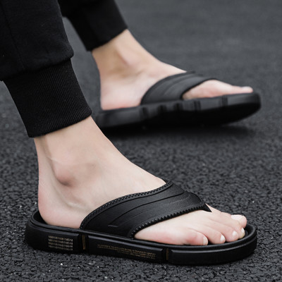 Ikdienas vīriešu pludmales čības starp pirkstiem