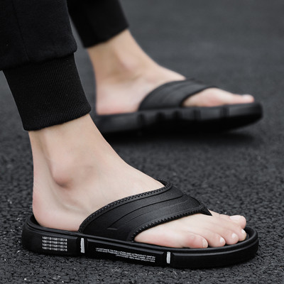 Ikdienas vīriešu pludmales čības starp pirkstiem