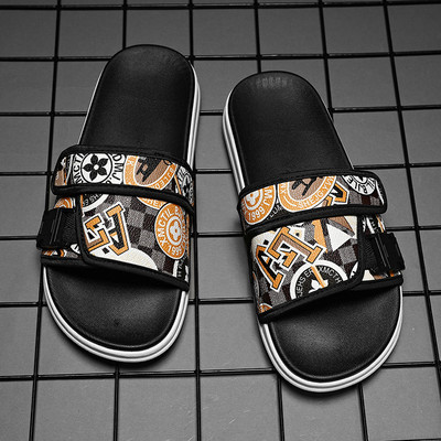 Alkalmi férfi papucs rátéttel és matricákkal