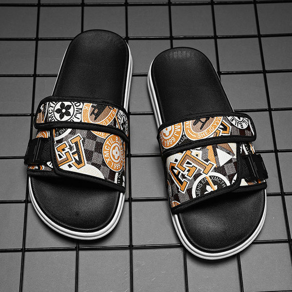 Alkalmi férfi papucs rátéttel és matricákkal