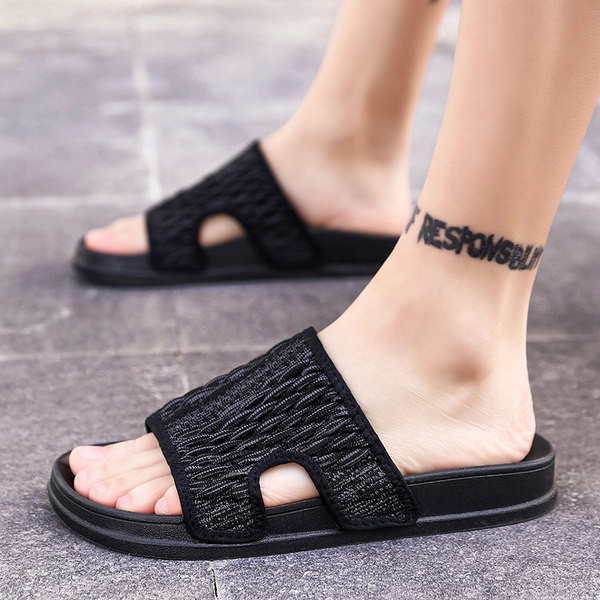 Vīriešu čības ar plakanu zoli un tekstila siksnu