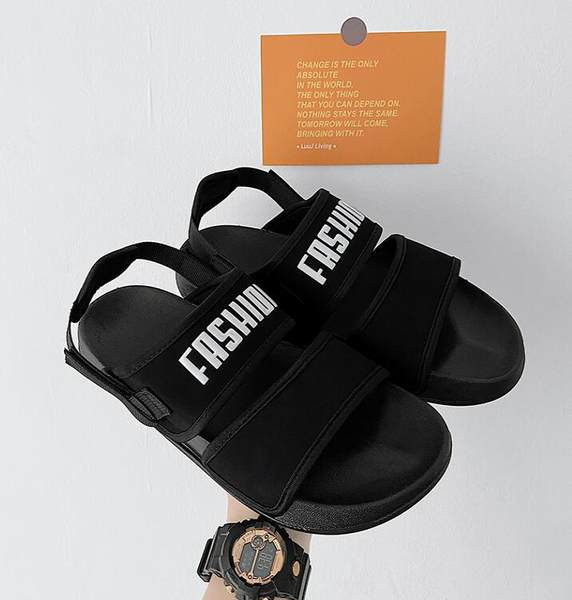 Meeste sandaalid kirja ja lameda tallaga