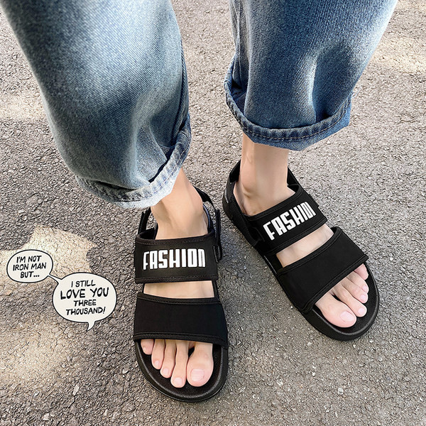 Meeste sandaalid kirja ja lameda tallaga