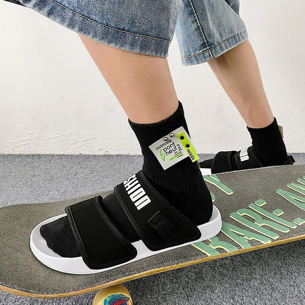 Meeste sandaalid kirja ja lameda tallaga