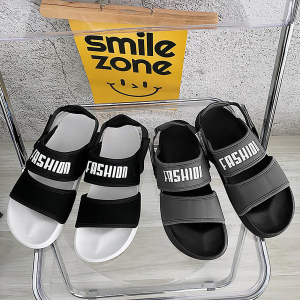 Meeste sandaalid kirja ja lameda tallaga