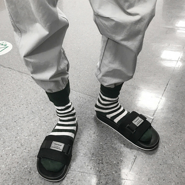 Vīriešu tekstila čības ar emblēmu un plakanu zoli