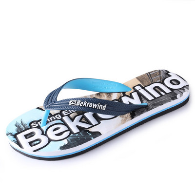 Vīriešu pludmales flip-flops starp pirkstiem