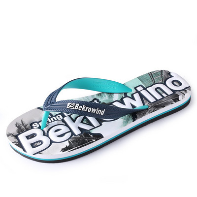 Vīriešu pludmales flip-flops starp pirkstiem