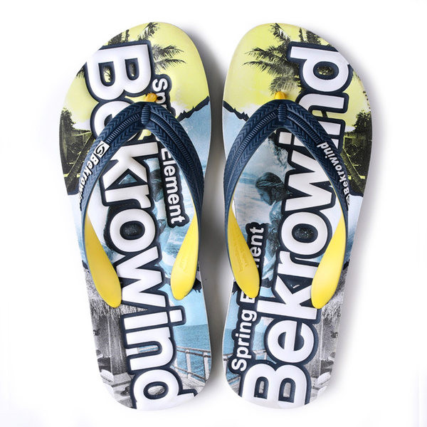 Vīriešu pludmales flip-flops starp pirkstiem