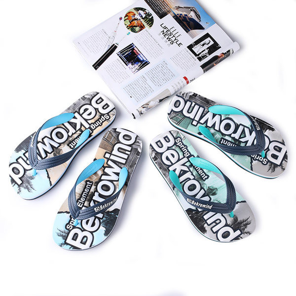 Vīriešu pludmales flip-flops starp pirkstiem