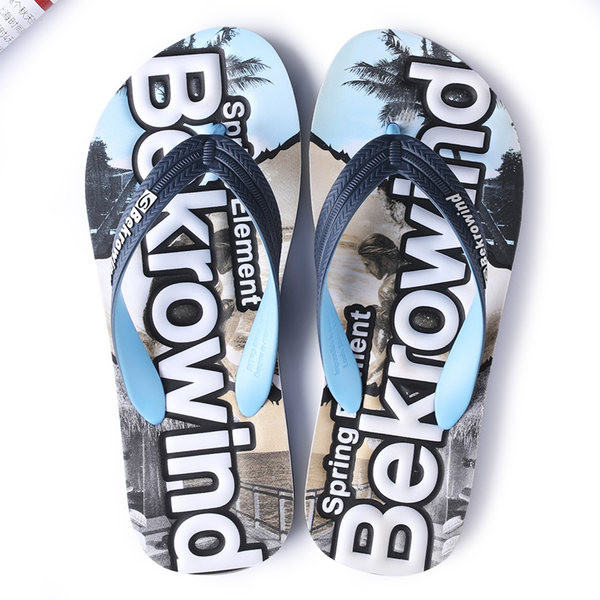 Vīriešu pludmales flip-flops starp pirkstiem