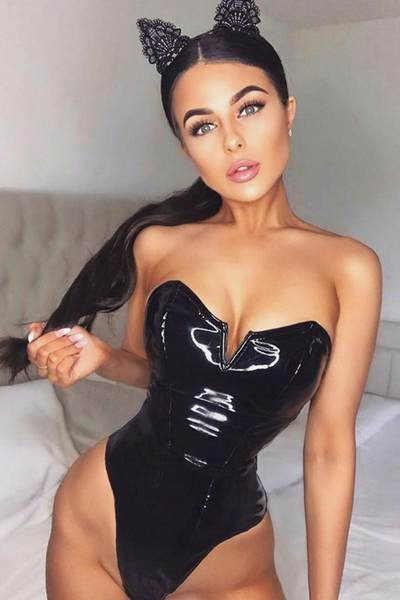 Naujas moteriško kūno modelis be petnešėlių su blizgiu efektu