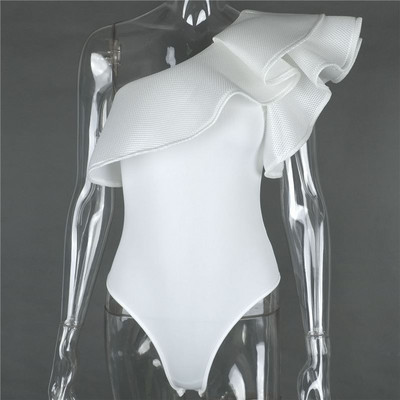 Stílusos női test fürtökkel