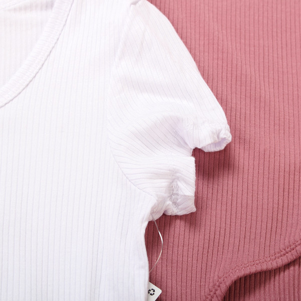 Naiste velvetist keha lühikeste varrukate ja nööpidega ovaalse kaelusega