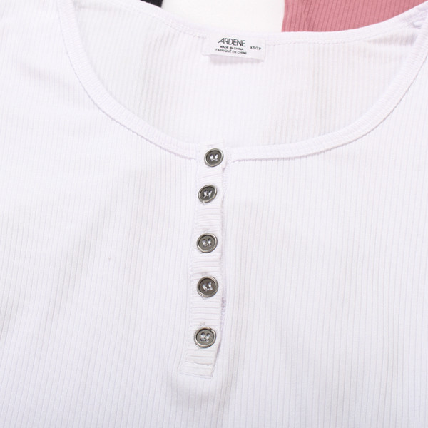 Naiste velvetist keha lühikeste varrukate ja nööpidega ovaalse kaelusega