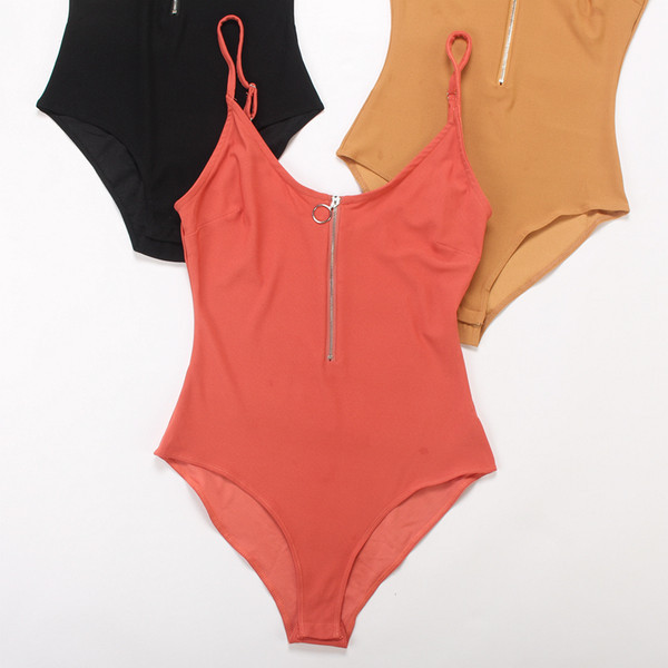 Naiste keha õhukeste rihmade ja lukuga