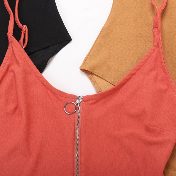 Naiste keha õhukeste rihmade ja lukuga