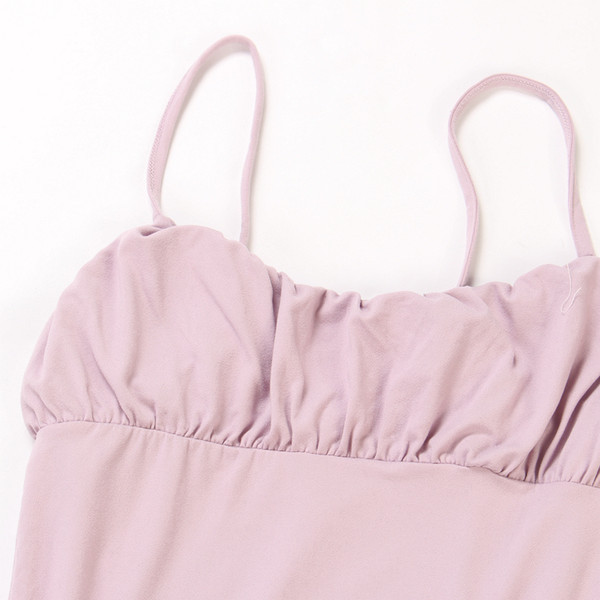 Női test vékony pántokkal, többféle színben