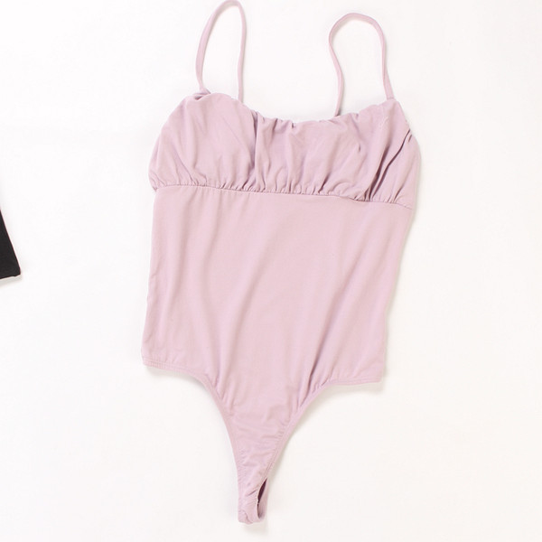 Női test vékony pántokkal, többféle színben