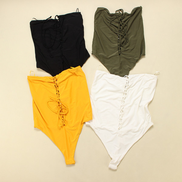 Naiste keha õhukeste rihmade ja lipsudega