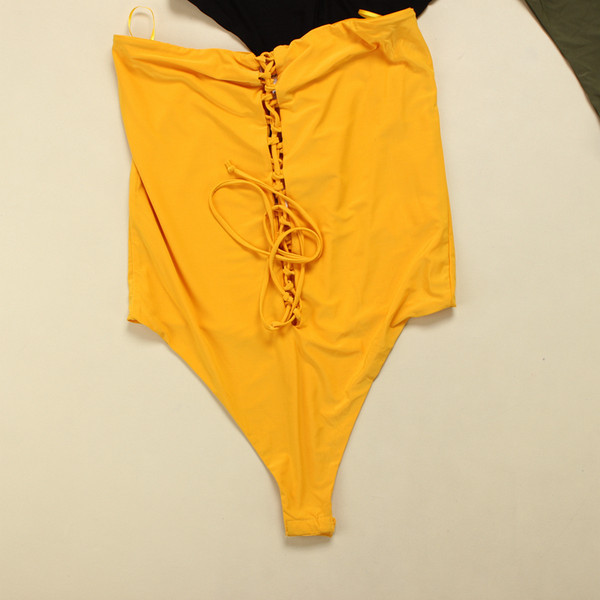 Naiste keha õhukeste rihmade ja lipsudega