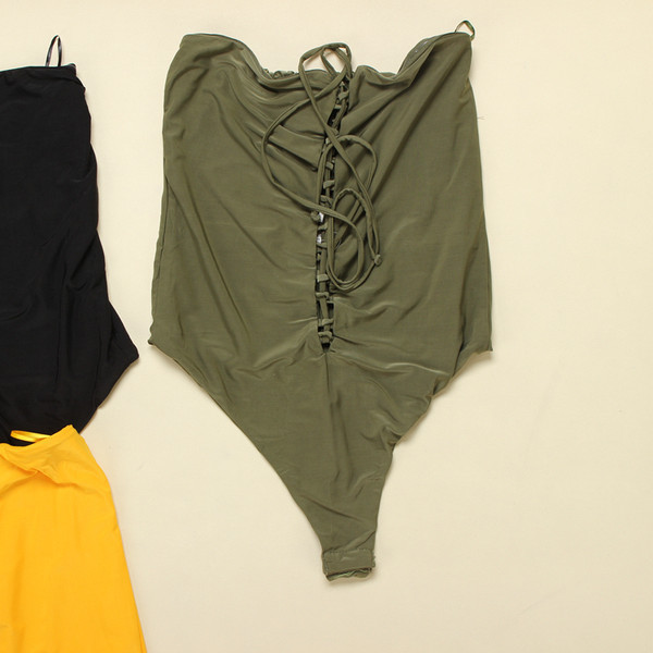 Naiste keha õhukeste rihmade ja lipsudega