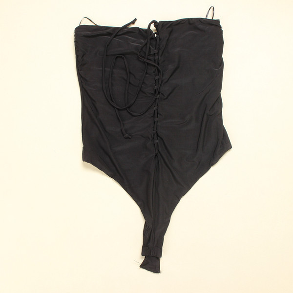 Naiste keha õhukeste rihmade ja lipsudega