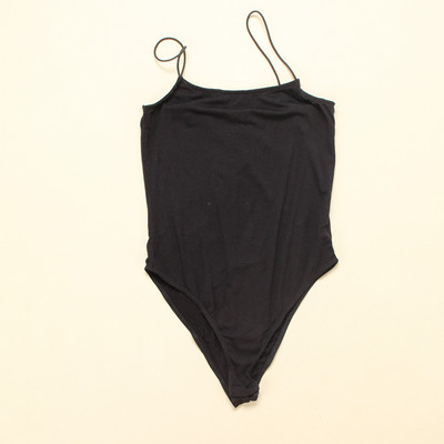 Vienkāršs sievietes ķermeņa modelis - ar plānām lencēm