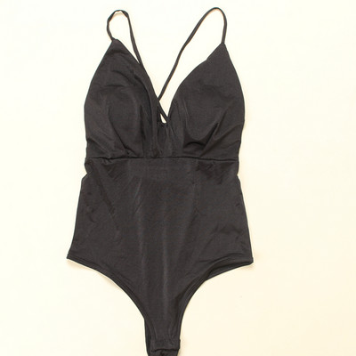 Sieviešu ķermenis ar V veida izgriezumu ar mežģīnēm un spīdīgu efektu