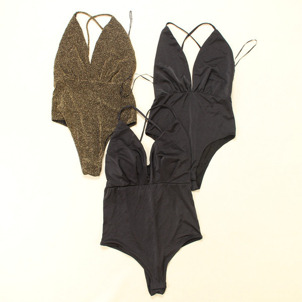 Sieviešu ķermenis ar V veida izgriezumu ar mežģīnēm un spīdīgu efektu