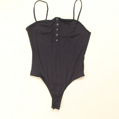 Női test négyzet alakú nyakkivágással, vékony pántokkal és gombokkal