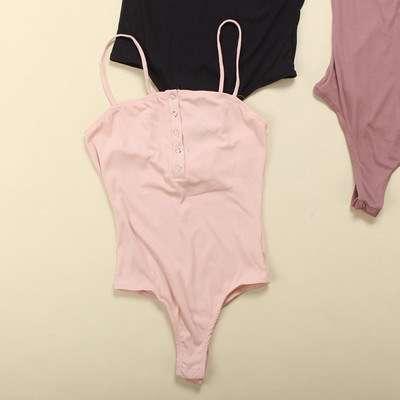 Női test négyzet alakú nyakkivágással, vékony pántokkal és gombokkal