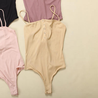 Női test négyzet alakú nyakkivágással, vékony pántokkal és gombokkal