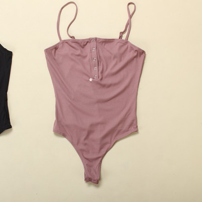 Női test négyzet alakú nyakkivágással, vékony pántokkal és gombokkal