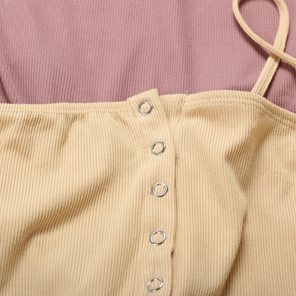 Női test négyzet alakú nyakkivágással, vékony pántokkal és gombokkal